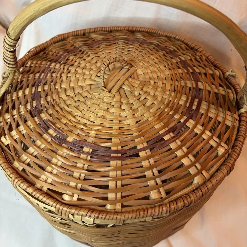 Vintage Hand Woven Wicker Basket With Fitted Lid Top Handle 11” x 14”